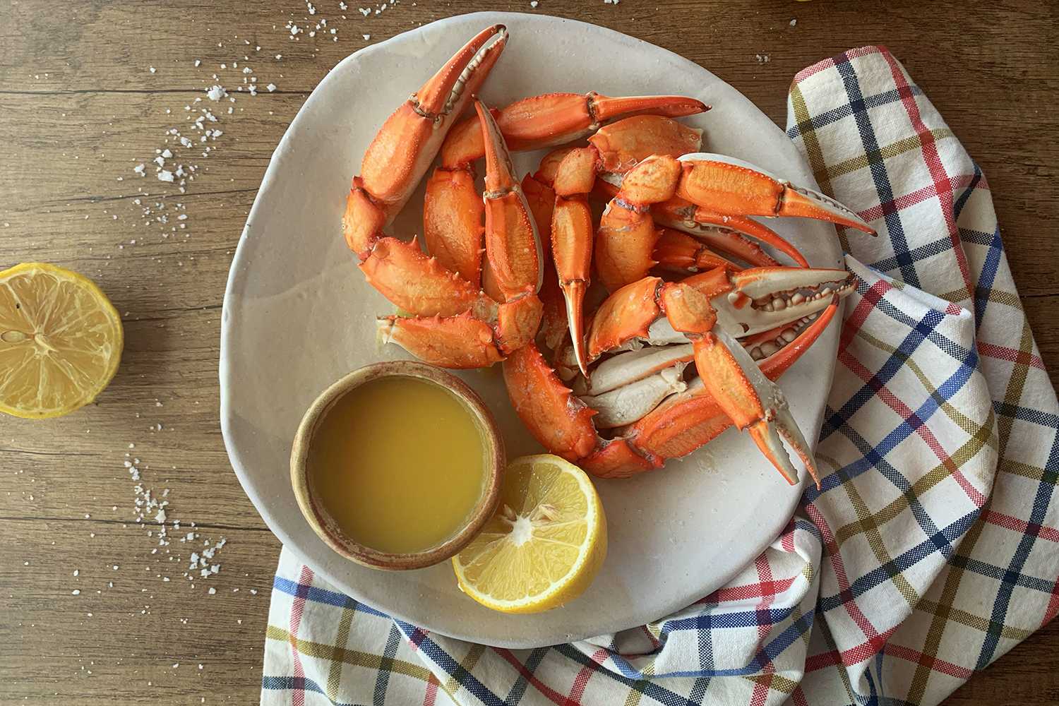 What Goes with Crab Legs: Perfect Pairings for Seafood Feasts