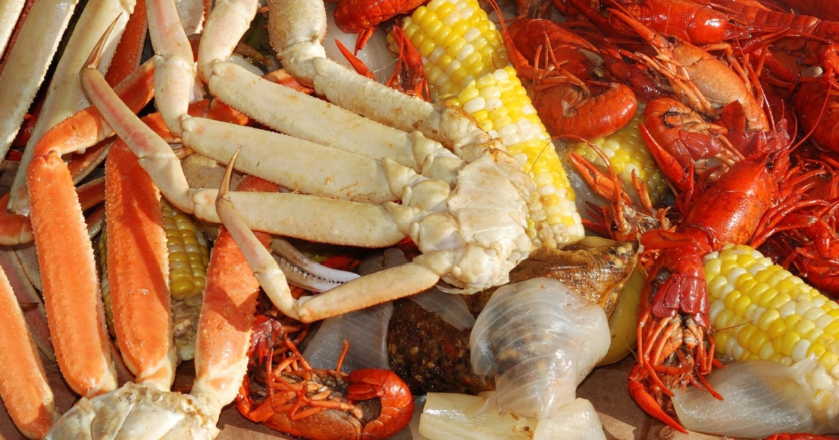 What Goes with Crab Legs: Perfect Pairings for Seafood Feasts